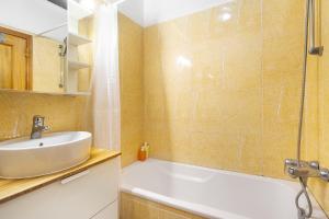 un baño con lavabo y ducha en Lisbon Riverview Apartment by Premium Lisbon Stays, en Lisboa 17 fotos más