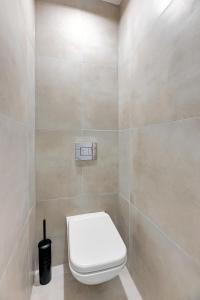 uma casa de banho com um WC branco num quarto em Pokoje Gdańsk Żabianka - Gdyńska em Gdansk