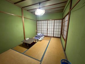 pokój z łóżkiem i stołem w obiekcie 苗場 中村屋 w mieście Yuzawa