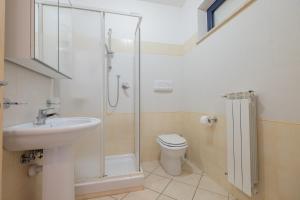 Et badeværelse på Green Bay C12 - Pineto Vacanza + 4 billeder