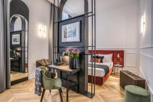 罗马Residenza Piranesi Boutique Hotel的一间带床、桌椅的酒店房间