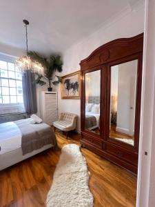ein Schlafzimmer mit einem Bett und einem großen Holzschrank in der Unterkunft Salt Life Haven in Brighton & Hove