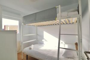 sypialnia z łóżkiem piętrowym i drabiną w obiekcie Notel Club - Vistalmar apartamento en Cueto w mieście Santander