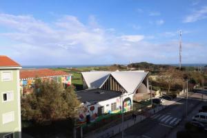 una vista aérea de una iglesia con un edificio en Notel Club - Vistalmar apartamento en Cueto, en Santander