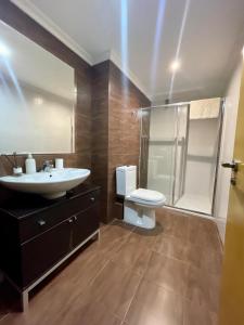 a bathroom with a sink and a toilet and a shower at UIM Mediterraneo Churruca Wifi in Puerto de Sagunto