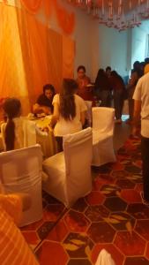 een groep mensen die aan een tafel in een kamer zitten bij Hotel Airport Sinon by Dream Laxmi New Delhi At IGI Airport in New Delhi