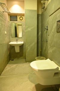 łazienka z toaletą i umywalką w obiekcie HOTEL ROYAL PARK w mieście Nellur