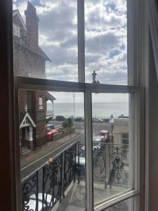ein offenes Fenster mit Straßenblick in der Unterkunft Salt Life Haven in Brighton & Hove