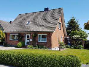 a red brick house with a black roof at Ferienhaus Seestern in Schwackendorf