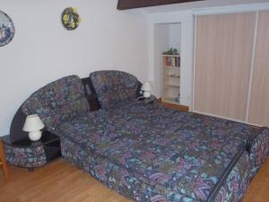ein Sofa im Wohnzimmer mit einem Bett in der Unterkunft APPT 2 PCES MEZ 46m2 + TERRASSE 7m2 REF 4018 in Le Castellas