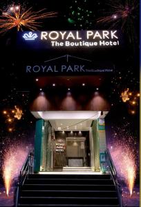 z widokiem na park królewski hotel butikowy z fajerwerkami w obiekcie HOTEL ROYAL PARK w mieście Nellur