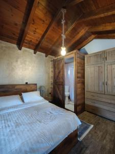 ネアブラスナにあるVintage Lux Homesの木製の天井が特徴のベッドルーム1室(大型ベッド1台付)