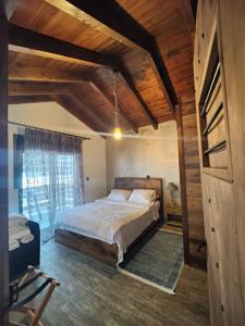 ネアブラスナにあるVintage Lux Homesのベッドルーム(大型ベッド1台、窓付)