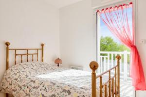 Ένα ή περισσότερα κρεβάτια σε δωμάτιο στο Proche plages et commerces, appartement pour 4