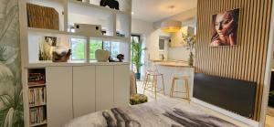 Η κουζίνα ή μικρή κουζίνα στο Adam & Eve