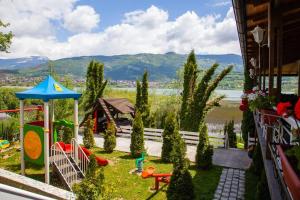 una zona de juegos con parque infantil y una casa en AQUA RESORT, en Plav