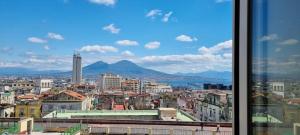 - une vue sur la ville depuis la fenêtre dans l'établissement Casa Quartieri, à Naples