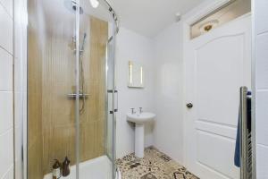 Koupelna v ubytování Loveliest Homes Torquay - 3 bed, 2 bathroom, balcony, parking + 12 fotografií