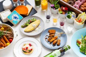 una mesa llena de platos de comida y bebida en The Westin Osaka en Osaka