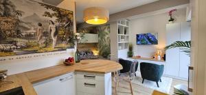 Η κουζίνα ή μικρή κουζίνα στο Adam & Eve