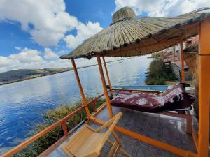 プーノにあるUros Titicaca UMA lodgeの船(椅子、パラソル、水付)