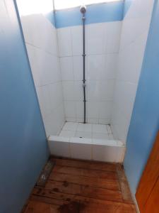 プーノにあるUros Titicaca UMA lodgeの小さなバスルーム(トイレ付)が備わります。