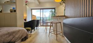 Χώρος καθιστικού στο Adam & Eve