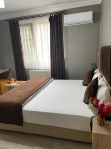 a bedroom with a large bed with a window at AYDER PUGARİ OTEL & River Suite in Ardeşen