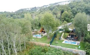 uma vista aérea de uma casa com uma piscina e uma casa em Sapanca yeşilvadi 2+1 sıcak havuz,jakuzi,göl manzr em Sakarya