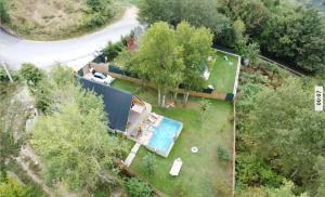una vista aérea de una casa con piscina y árboles en Sapanca yeşilvadi 2+1 sıcak havuz,jakuzi,göl manzr, en Sakarya