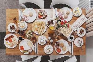stół z talerzami żywności w obiekcie Hotel Jaworzyna Krynicka w mieście Krynica Zdrój