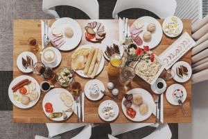 una mesa con platos de comida. en Hotel Jaworzyna Krynicka en Krynica Zdrój