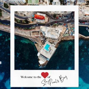 une photo de la ville de sylvanie avec les mots de bienvenue à la ville dans l'établissement Gillieru Harbour Hotel, à San Pawl il-Baħar