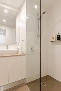 Ванна кімната в Sub-Penthouse in VUE By Host Solutions