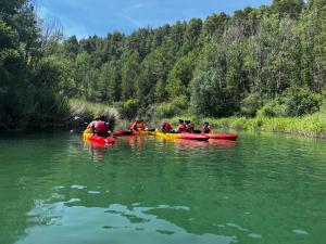 a group of people in kayaks on a river at Casa rural La Antigua Herrería in Arandilla del Arroyo