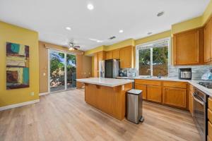 A kitchen or kitchenette at 4 bd house with backyard near Disneyland