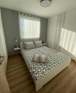um quarto com uma cama grande num quarto em Swan Apartman em Sándorfalva