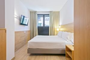 Posteľ alebo postele v izbe v ubytovaní Hotel Acta Azul Barcelona