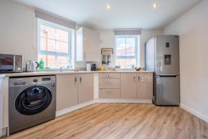 A kitchen or kitchenette at Close to Warwick University - Clover Way by Tŷ SA