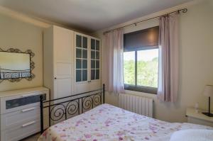 um quarto com uma cama e uma janela em Club Villamar - Cal Roig em Maçanet de la Selva