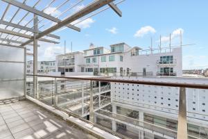 Un balcon sau o terasă la Metro Retreat - Auckland Central Apartment
