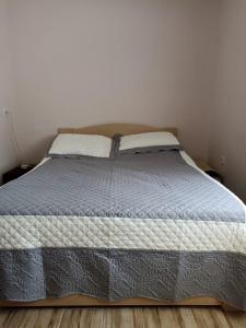 1 cama grande en una habitación con en Johnny 's private house, en Pálioura