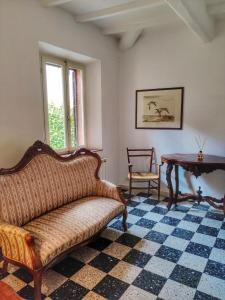 a living room with a couch and a table at Borgo La Torre alle Tolfe in Siena