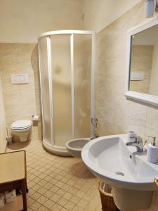 La salle de bains est pourvue d'une douche, d'un lavabo et de toilettes. dans l'établissement Borgo La Torre alle Tolfe, à Sienne