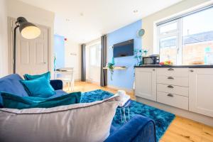 uma sala de estar com paredes azuis e um sofá em Central Location - Riverside Gardens #3 by Tŷ SA em Cardiff
