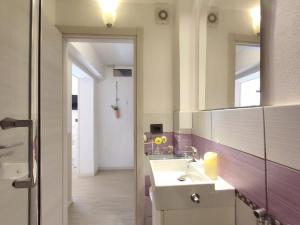 a bathroom with a sink and a mirror at Incantevole Monolocale Balilla Centralissimo Int 2 in San Benedetto del Tronto