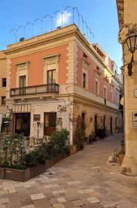 un edificio con balcone sopra di Palazzo dei Tolomei a Lecce