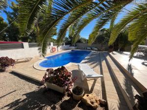 Bazén v ubytování Villa Mireia nebo v jeho okolí