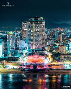 ニャチャンにあるPanorama Superview Nha Trang Apartmentの夜の灯りを灯した街