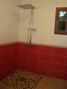y baño rojo y blanco con ducha. en Farm cottage de la Somme, en Moyenneville